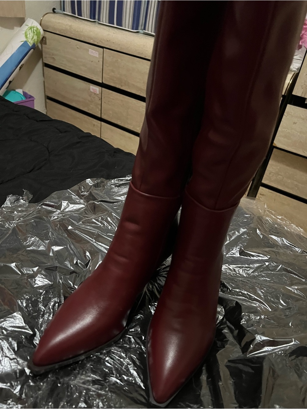 Women’s Pointed Toe Knee-High Riding Boots - Burgundy